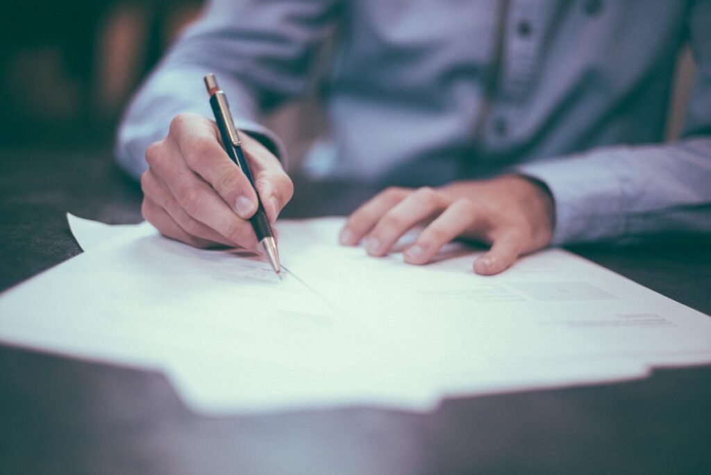 Personne prenant des notes avant de vérifier une offre d'emploi